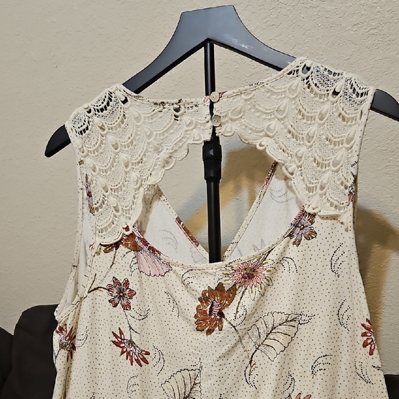 Daniel Rainn Cream Floral Lace Sleeveless Blouse - Picture 6 of 9